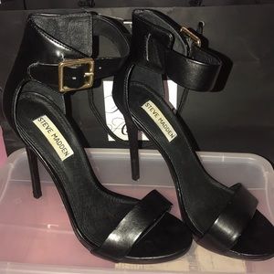 Steve Madden Marlenee Pumps: Black and Gold Sandal